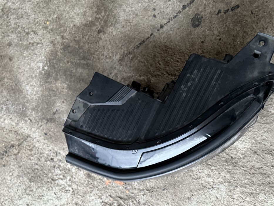 Права фара Ionik 5