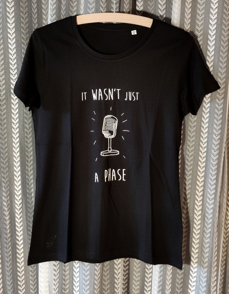 T-shirts "Não Era Apenas Uma Fase" pretas mulher