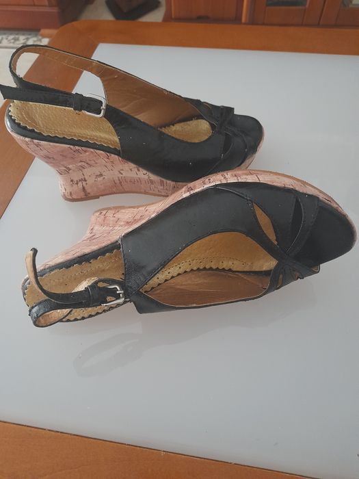 Sandálias pretas salto em cunha 36