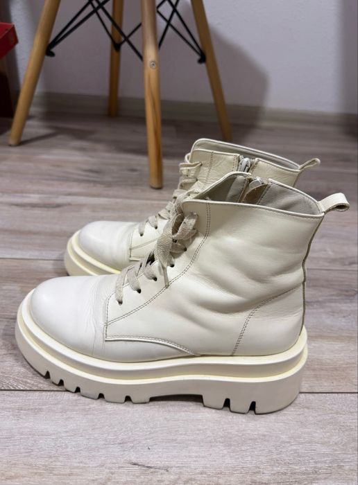 Жіночі бежеві чоботи