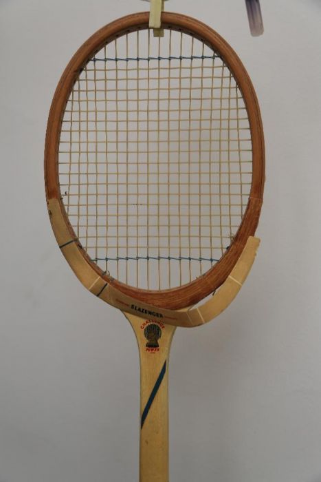 Raquete de ténis antiga de madeira
