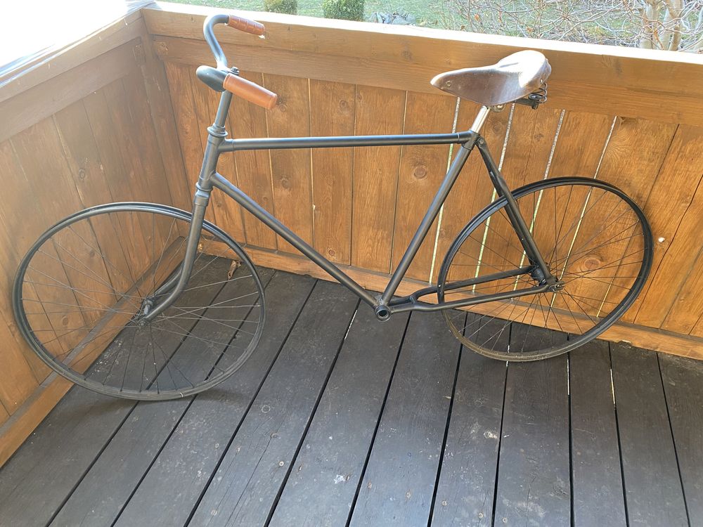 Retro/vintage/loft zabytkowy rower po renowacji na ekspozycje.