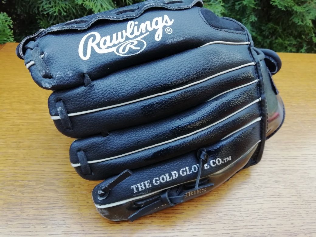 Rękawica baseballowa firmy RAWLINGS.