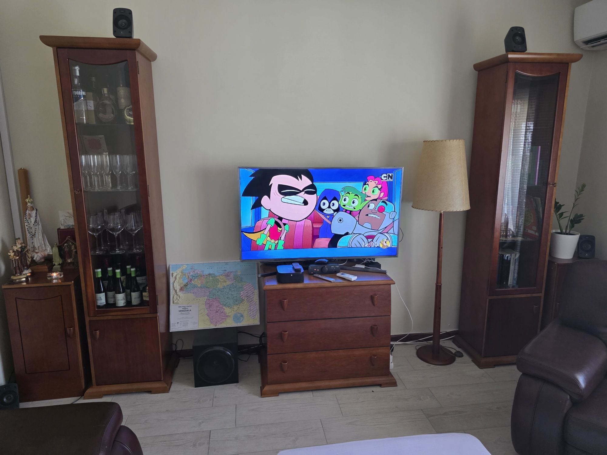 Conjunto de Móveis de Sala em Madeira – Vitrine, Móvel TV e Armário Ba