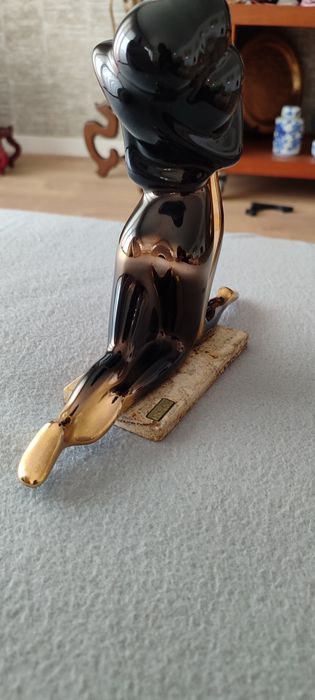 Estatueta o abraço da marca Galos em base de pedra