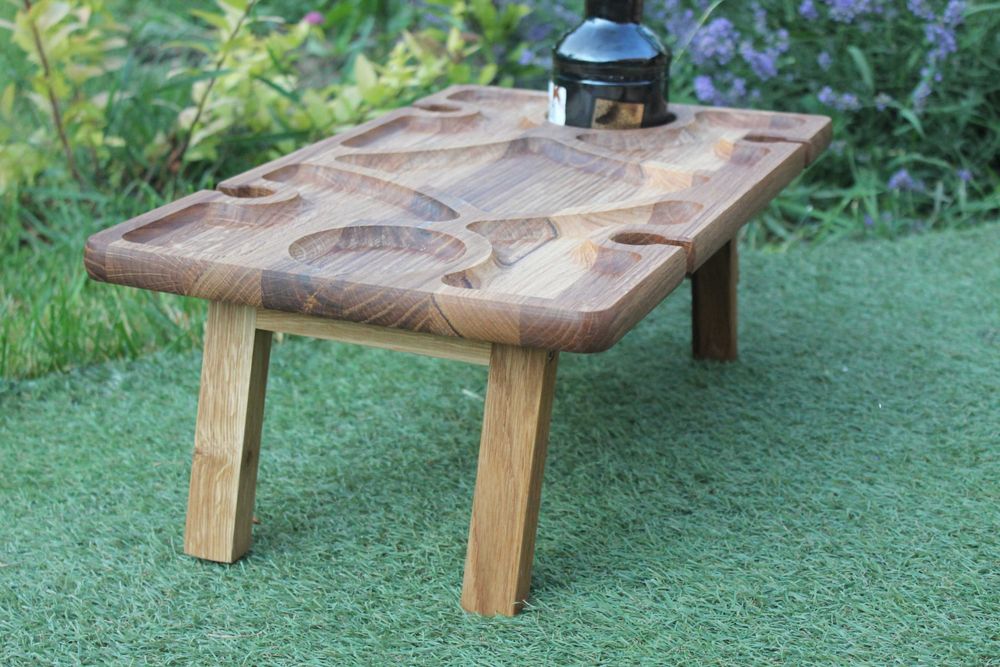 Винний столик дубовий – атмосфера в деталях