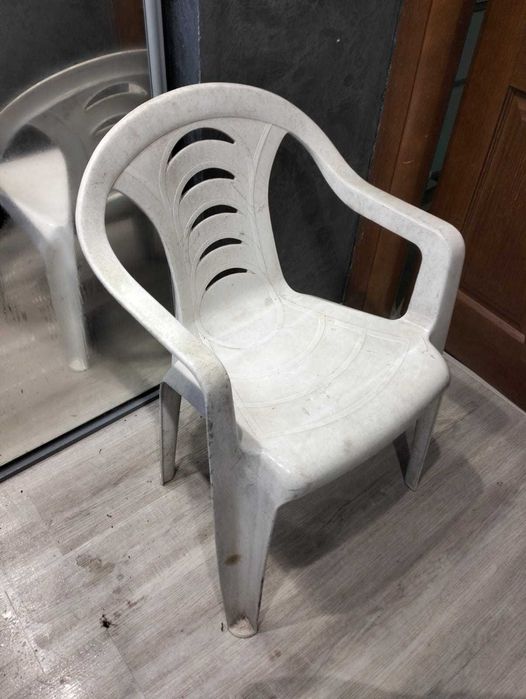 Krzesło ogrodowe plastikowe białe
