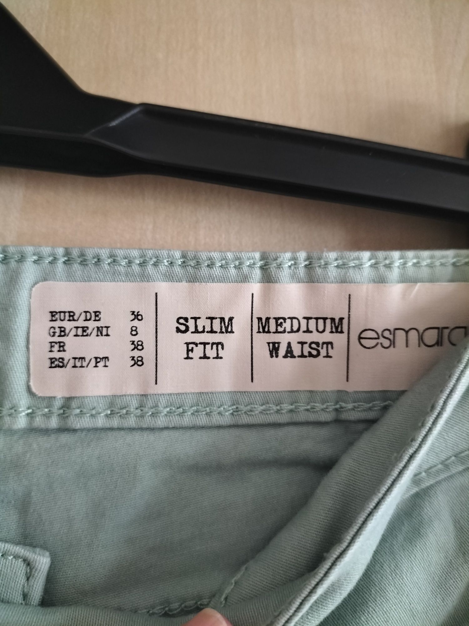 Miętowe jeansy slim fit marki esmara rozmiar 36 stan bardzo dobry.
