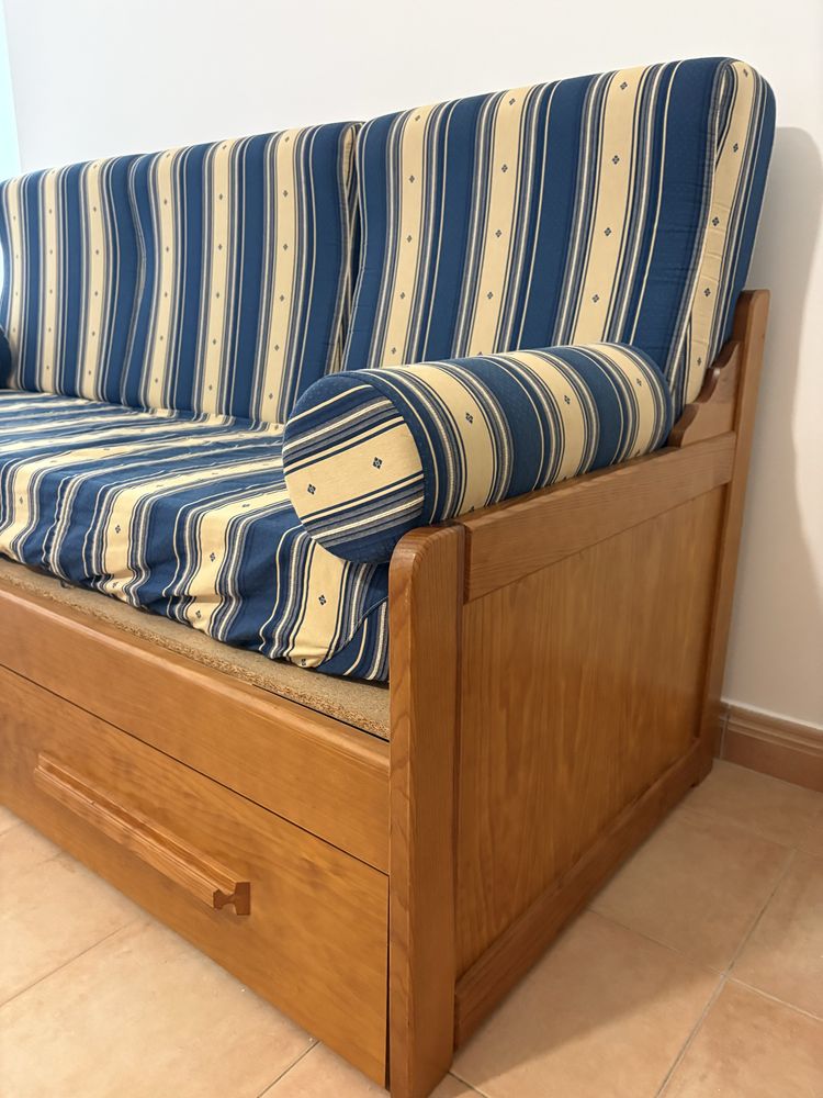 Sofa cama de Madeira em excelente estado