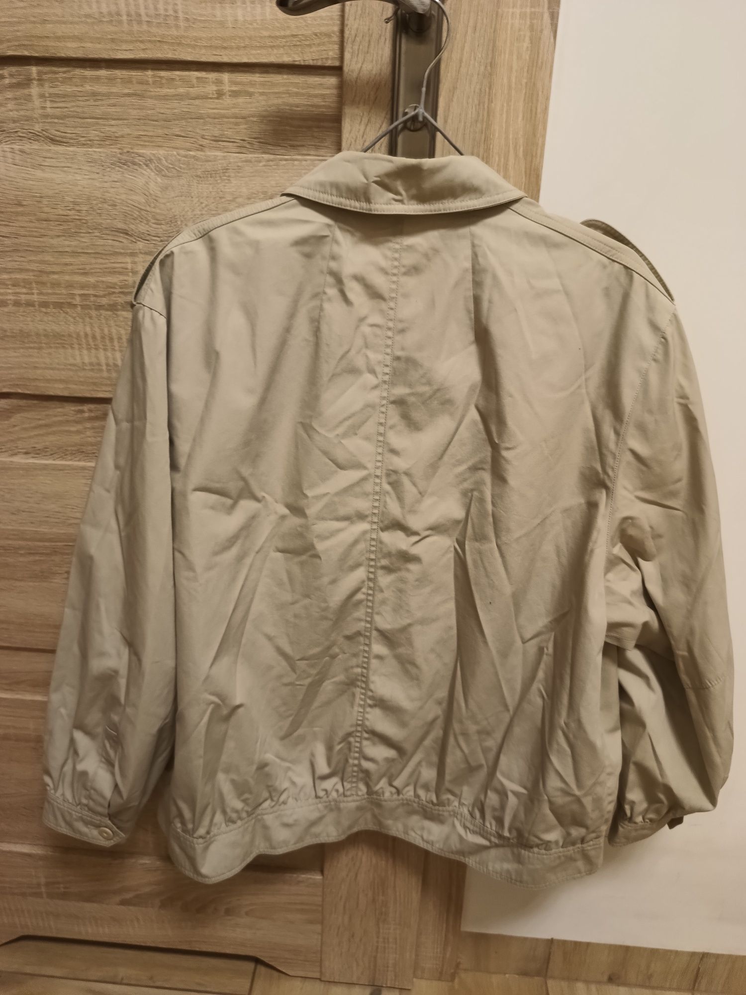 Beżowa kurtka na guziki oversize