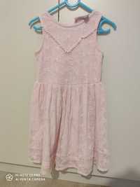 Sukienka w kolorze jasno różowym