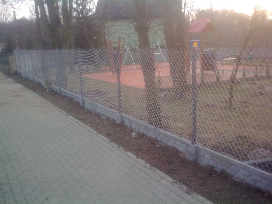 Ogrodzenie z siatki ocynkowanej 150cm z płyta prefabrykowaną + montaż