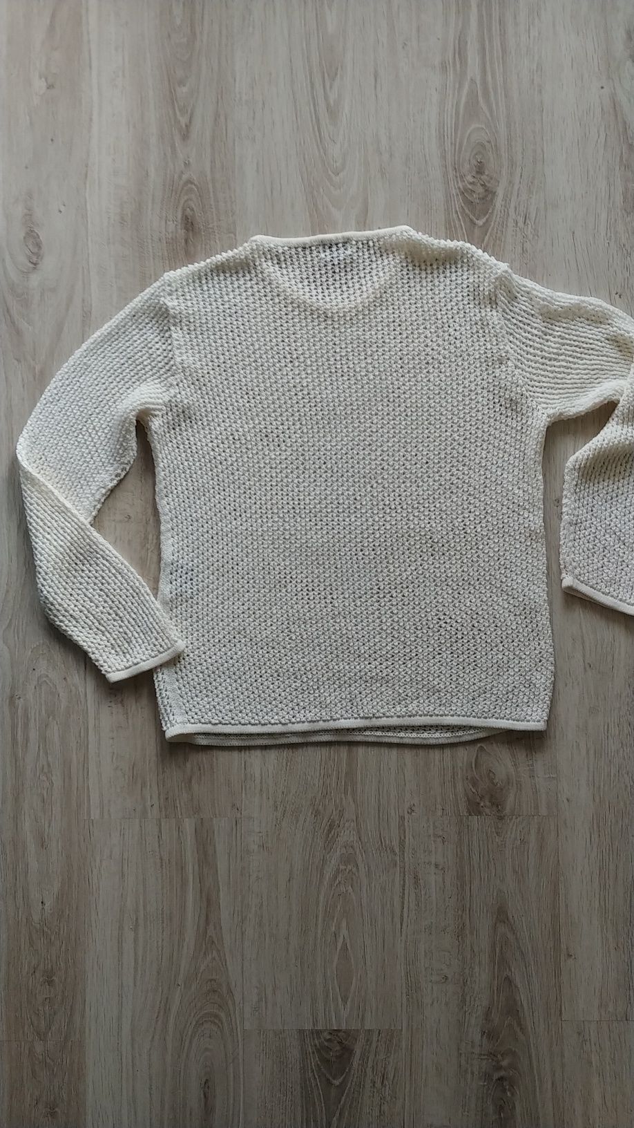 Biały sweter siateczka