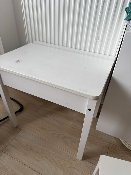 Dzieciecy stolik ze schowkiem Ikea