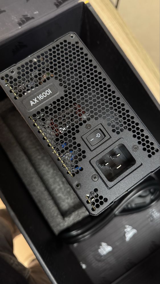 Новий блок живлення Corsair AX1600i (CP-9020087)