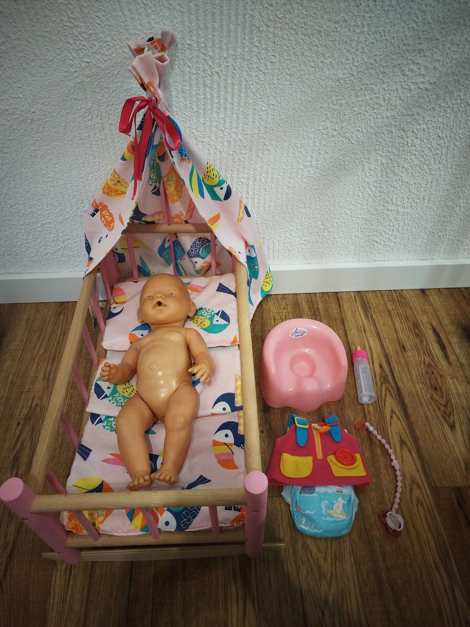 Łóżeczko drewniane i lalka Baby Born