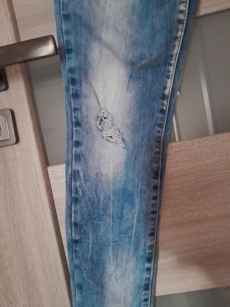 Spodnie damskie jeansowe z przetarciami wygodne