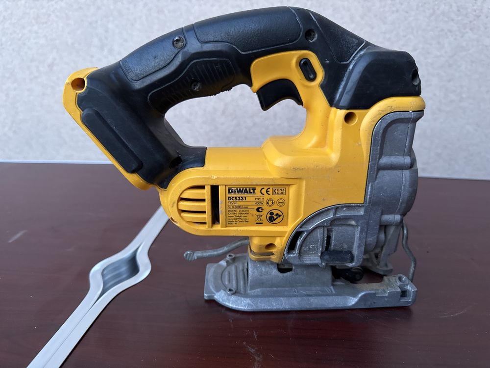Лобзик Dewalt DCS331