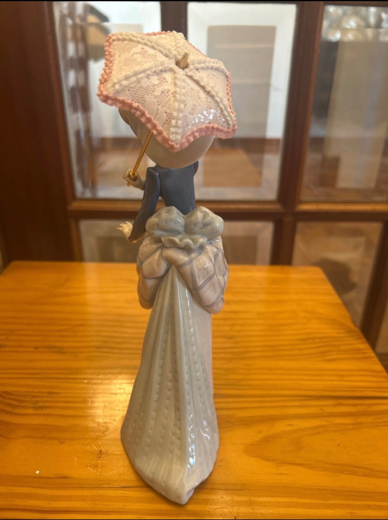 Figura Lladró - 5687 “ Dama con sombrilla a la izquierda”