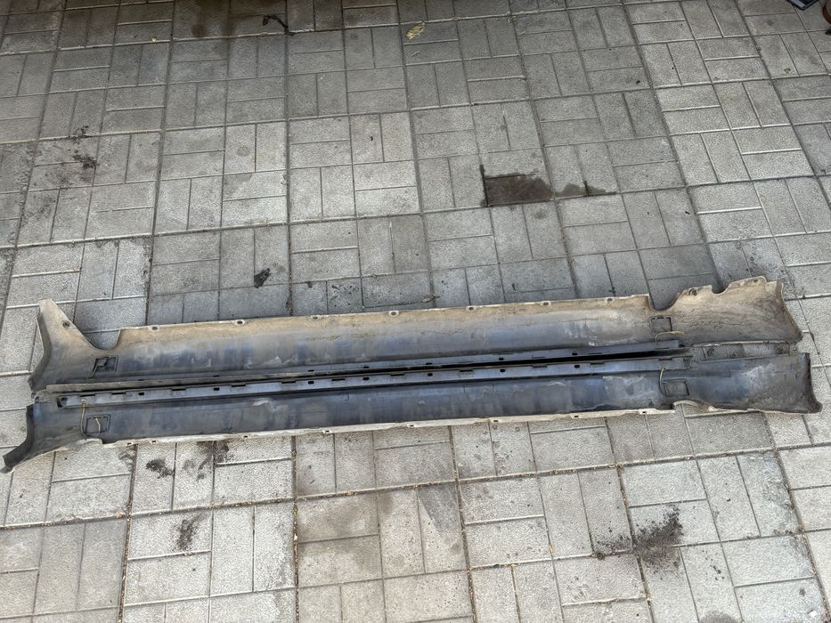 Продам переднюю накладку на бампер, накладки на пороги W124