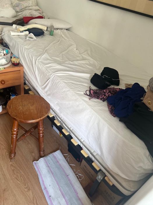 Cama de solteiro super durável e novo