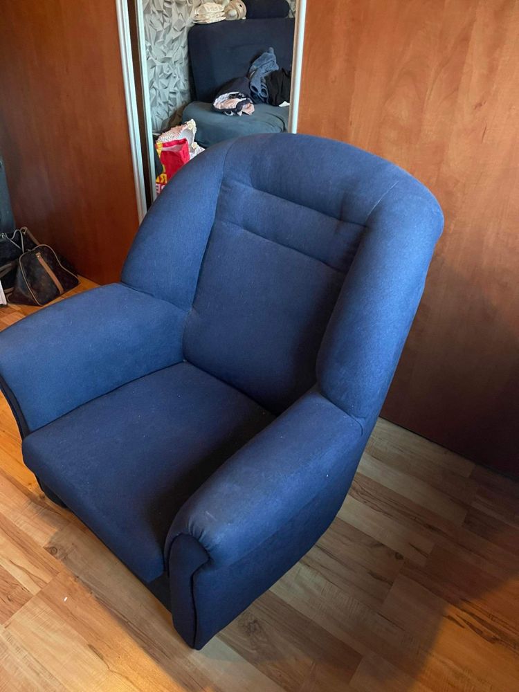 Fotel ze schowkiem niebieski