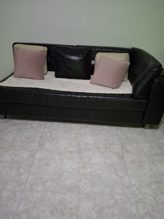 Sofá chaiselong preto dá pra separar