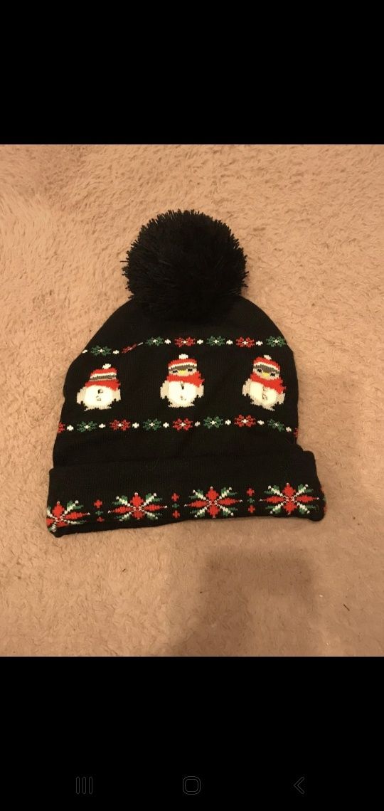 Swiecąca świąteczna czapka z oświetleniem led czarna bałwanki