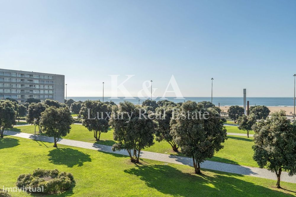 Apartamento T4 na primeira linha do mar.