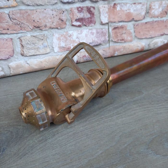 Duża prądownica strażacka stara sikawka strażacka straż pożarna