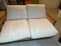 Sofa 2 lugares em madeira com 4 almofadoes lavaveis