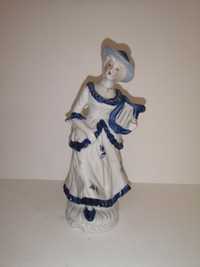 Porcelanowa figurka kobiety z harfą pochodząca z Tajwanu