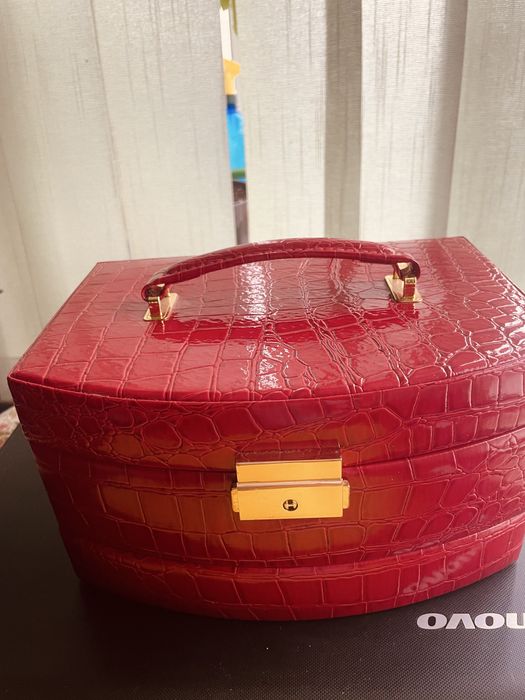 Скриньки  для прикрас , кейси .