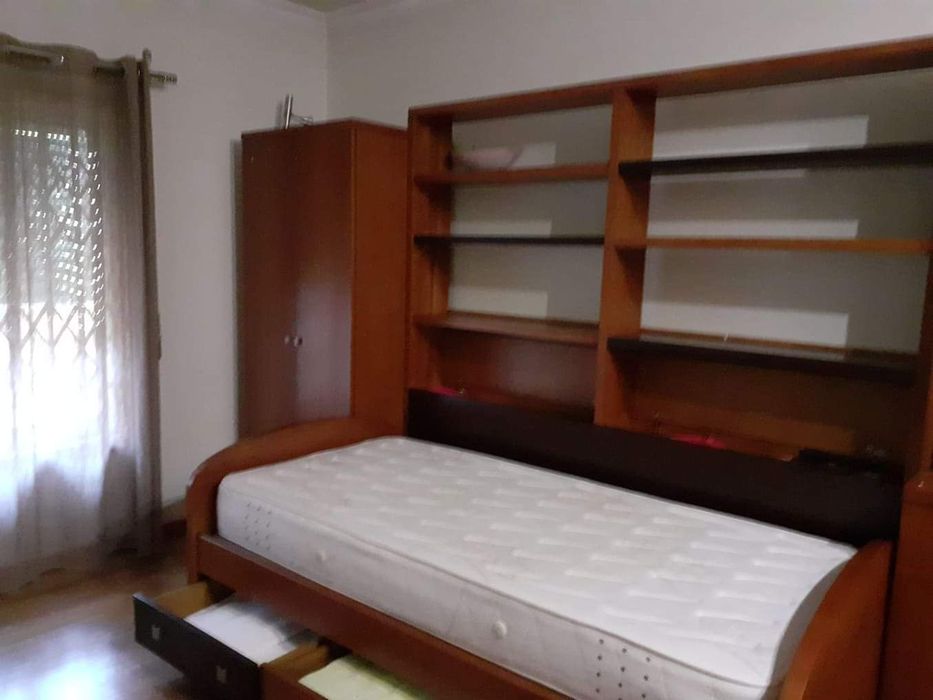 Estúdio em Cerejeira bem estimado c/ oferta secretária estante.