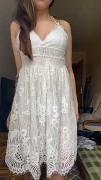 Biała sukienka sznurowana na plecach