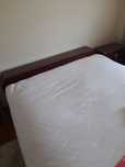 Cama de casal em mogno c/ estrado e duas mesas de cabeceira 1,40X190cm