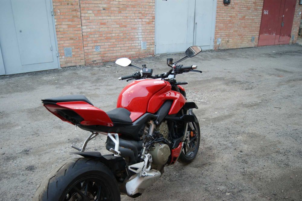 DUCATI streetfighter V4