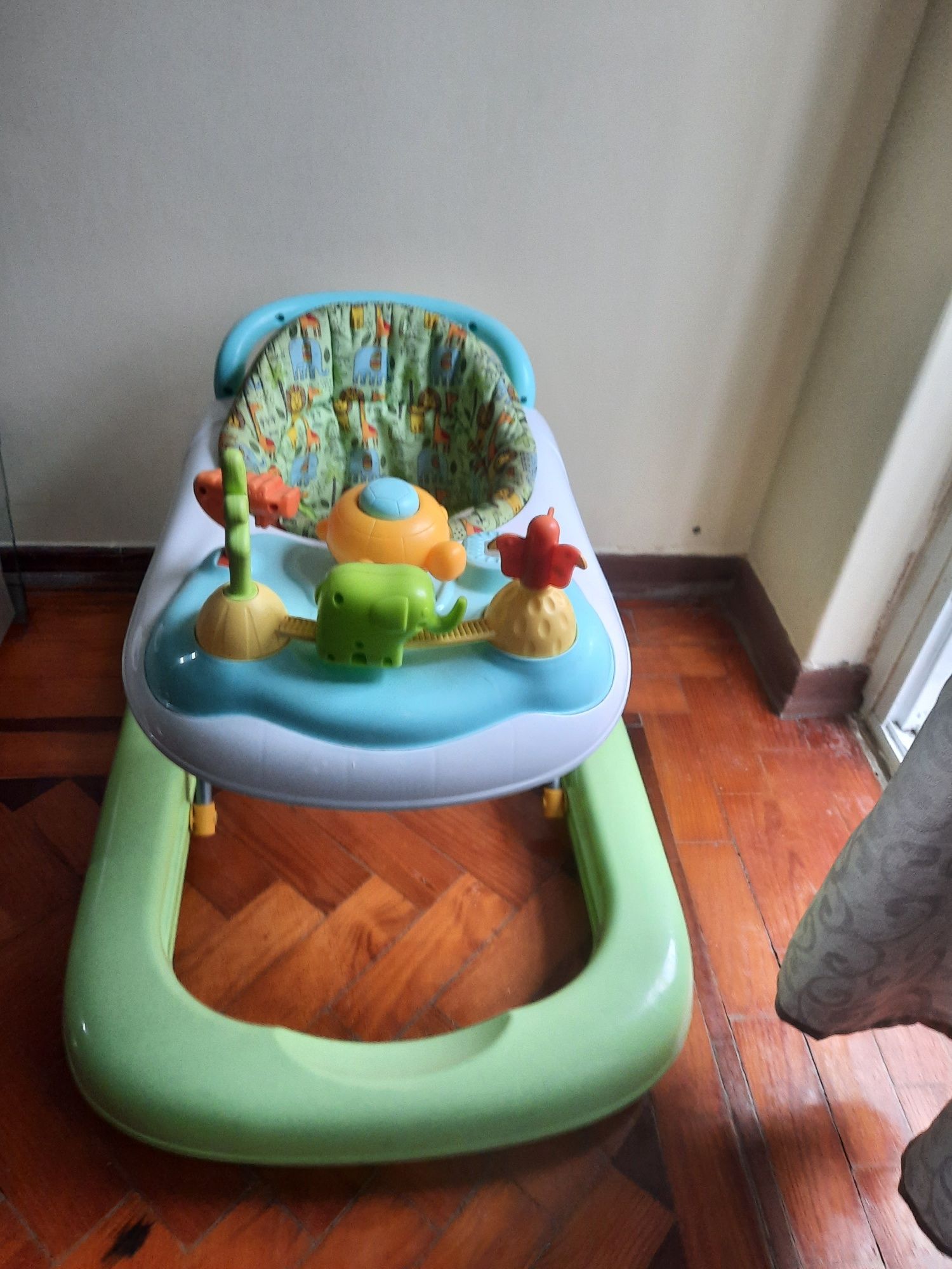 Um carrinho para ensinar as crianças a andar