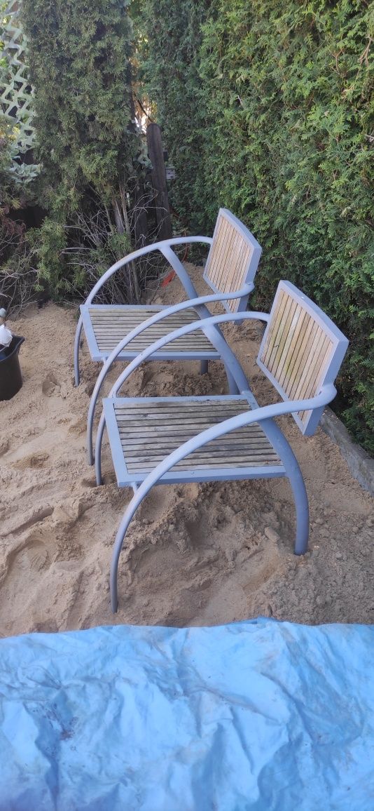 Dwa krzesła, konstrukcja z metalu, drewniane siedzisko i oparcie