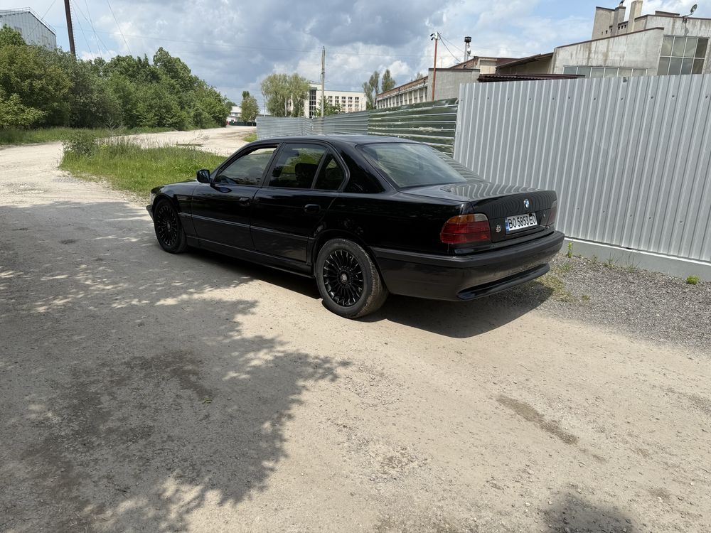 BMW 7 e38 Чорна газ бензин