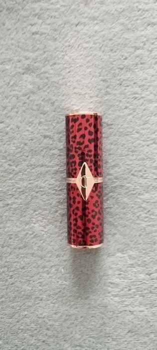 Embalagem de batom recarregável Charlotte Tilbury
