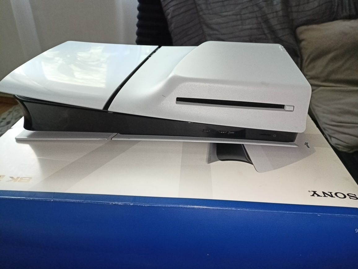 PlayStadion 5 Slim Sony konsola + 2 pady i FIFA 2024