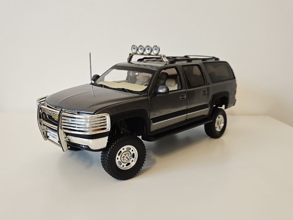 Chevrolet Suburban 2500 GMT800 ERTL 1:18