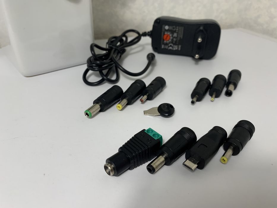 Универсальный адаптер питания.