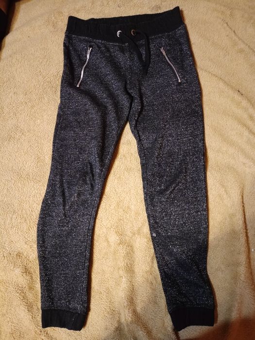 Spodnie dresowe blyszczace rozmiar 134cm