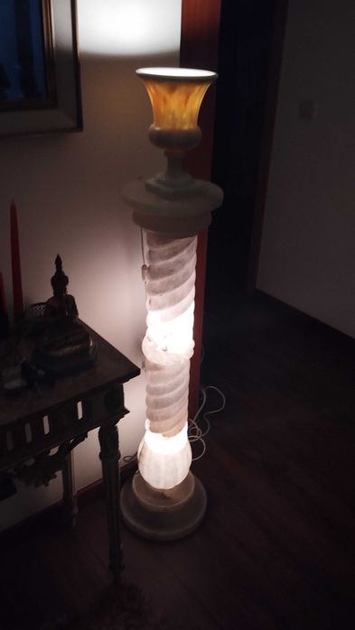Coluna e vaso decorativo ,em mármore, iluminado