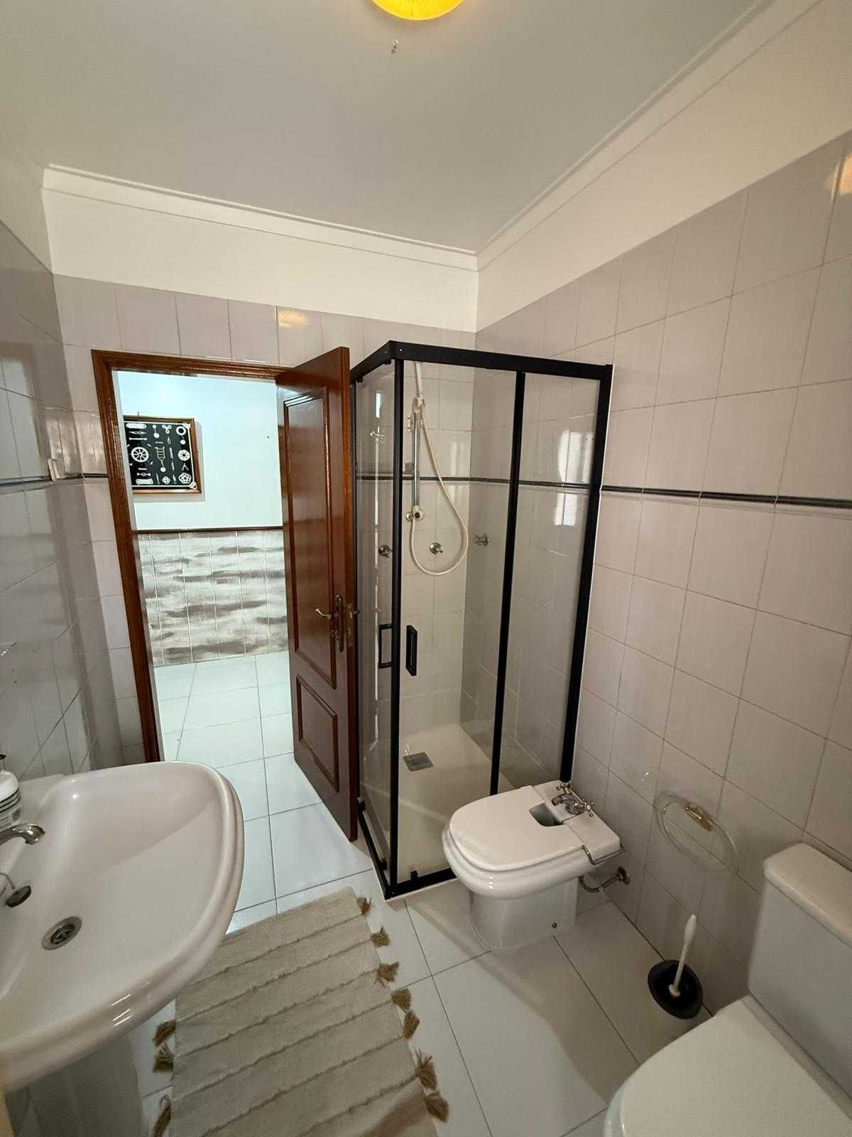 Quarto para arrendar a estudantes em moradia – Almada