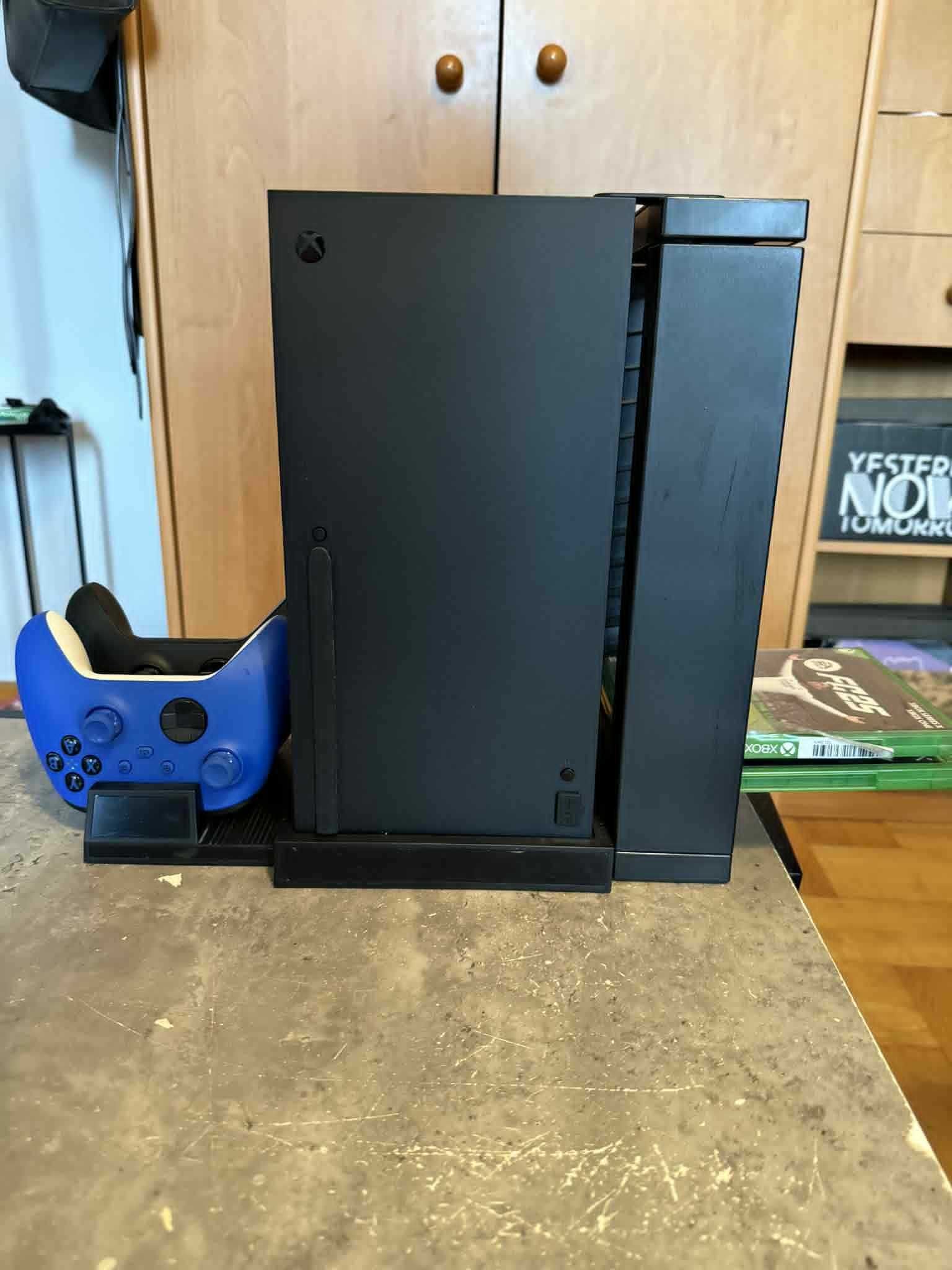 Xbox Series X z stacją chłodzącą/ładującą