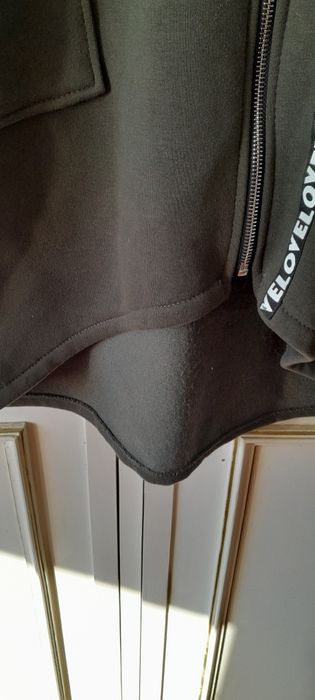 Casaco comprido polar com capuz e bolsos