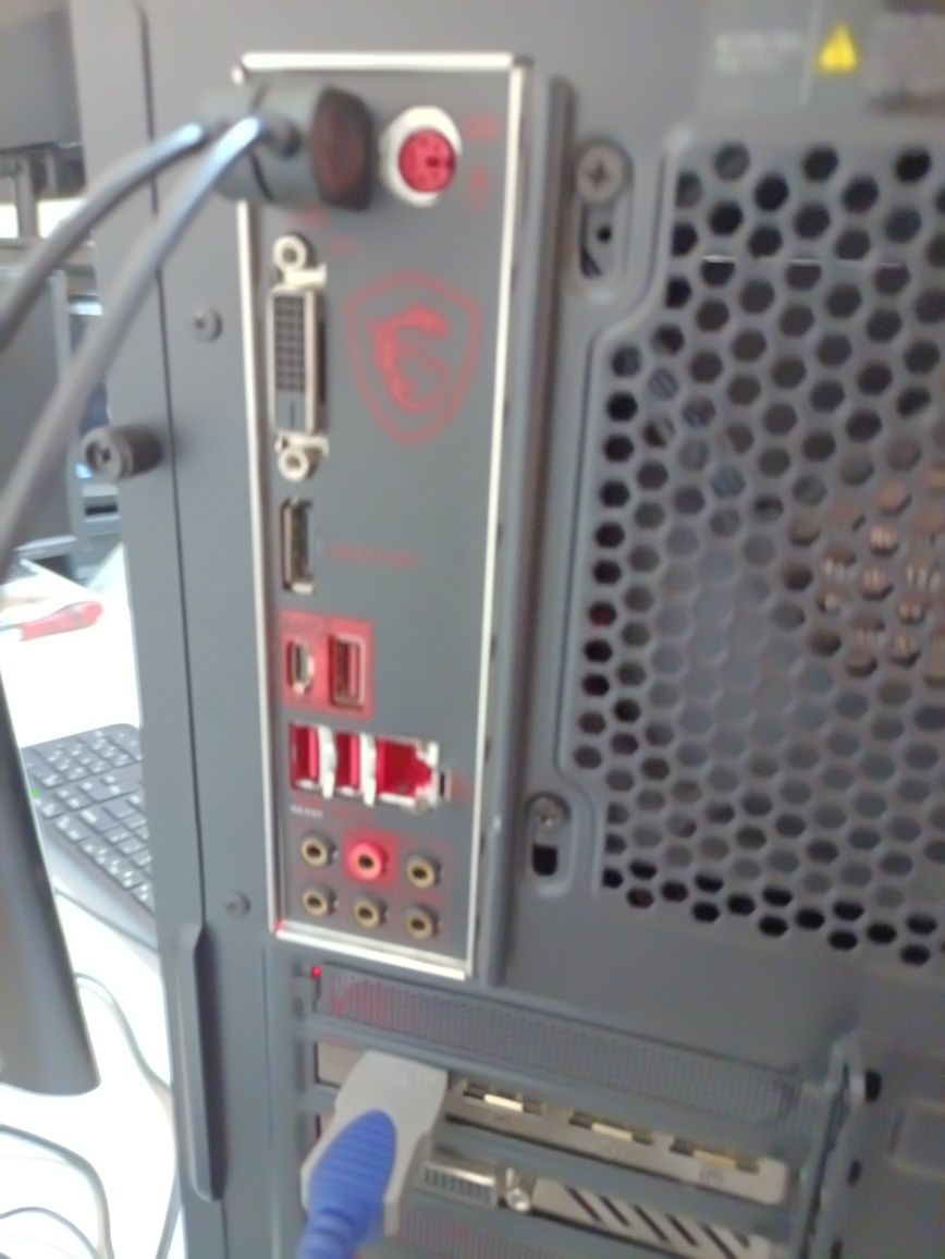 Intel i7 8700 , 16bgb ram 16 gb , 256 SSD 500 HDD graf 4gb  + monit
